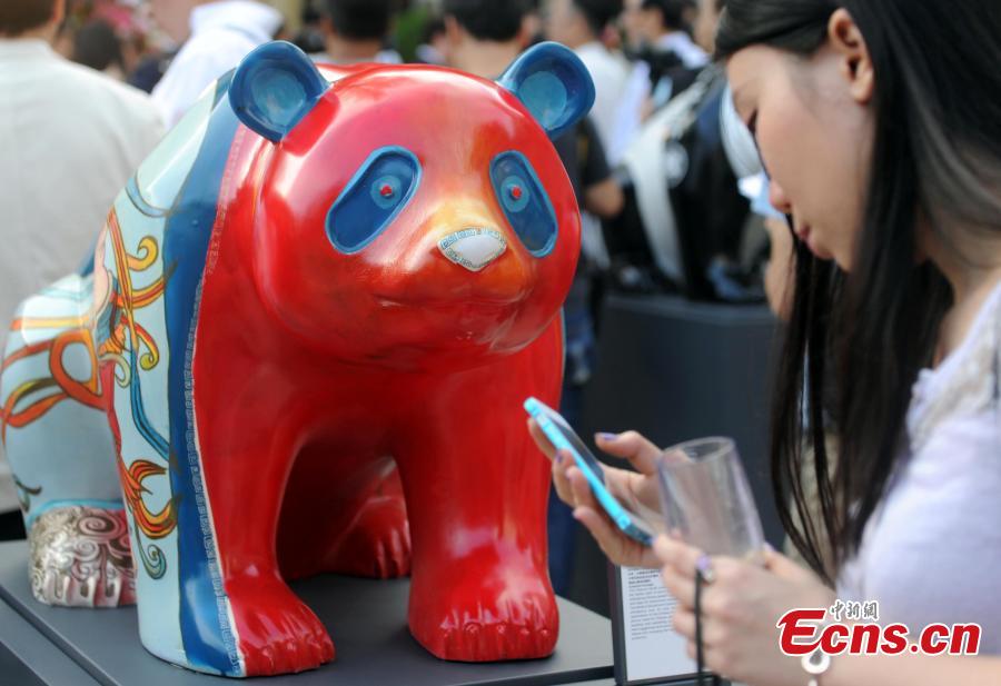 Colorful panda statues draw crowds in Hong Kong