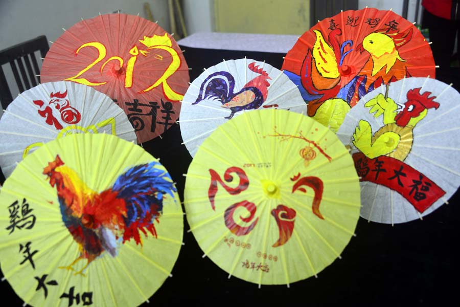 Int'l students paint patterns on umbrellas to greet Year of Rooster