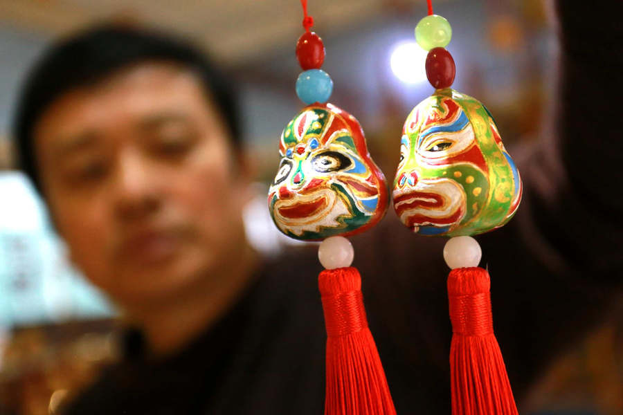 Zhengzhou folk artist creates exquisite gourd carvings