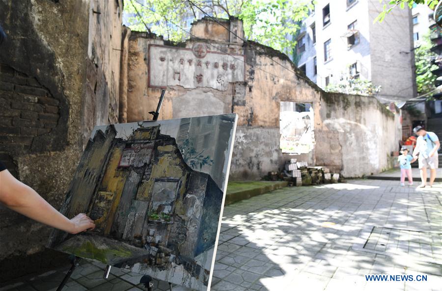 Girl records old streets with oil paintings in Chongqing