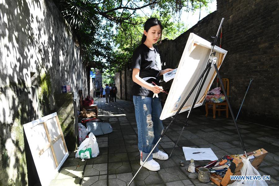 Girl records old streets with oil paintings in Chongqing