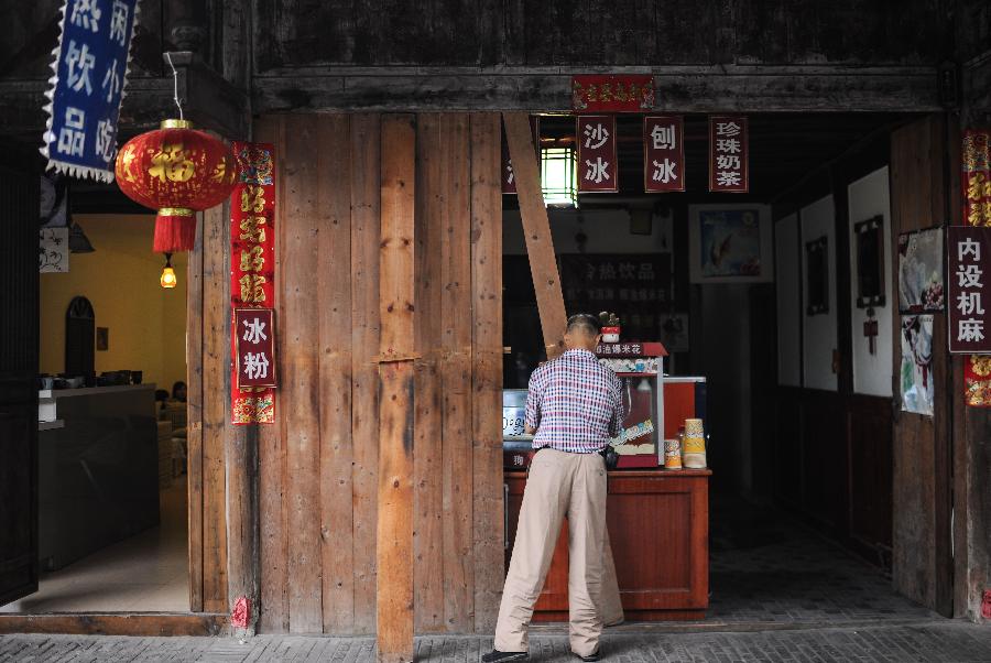 Life in ancient town of Chengdu, SW China