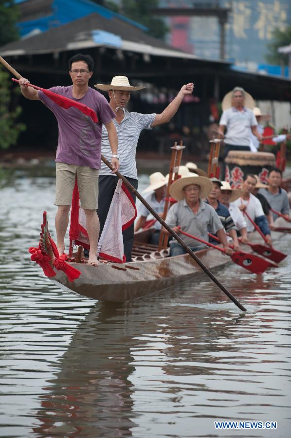 New dragon boat launched at Shangjiao village in Guangzhou