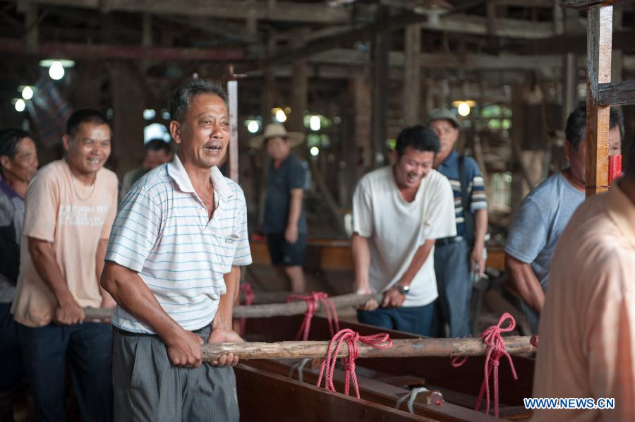 New dragon boat launched at Shangjiao village in Guangzhou