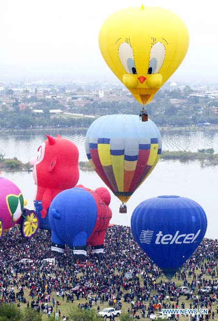 Hot air balloons take off at Int'l Balloon Festival