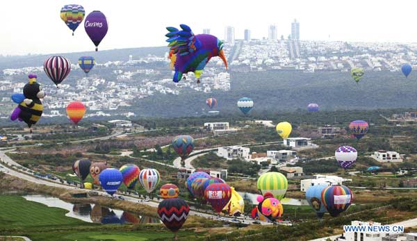 Hot air balloons take off at Int'l Balloon Festival