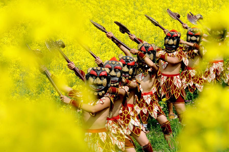 Nuo dance performed in picturesque Wuyuan