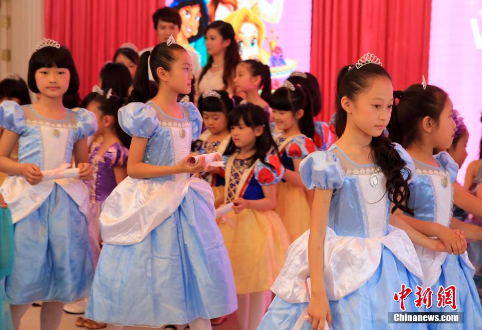 Chinese girls crowned the 'Little Disney Princess'