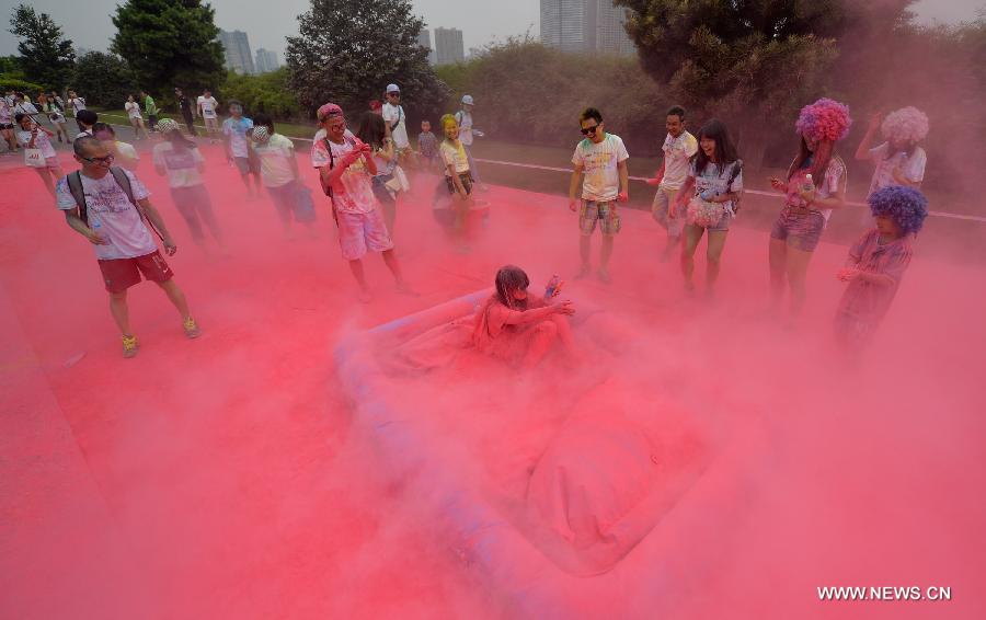 Spotlights of color run in Changsha