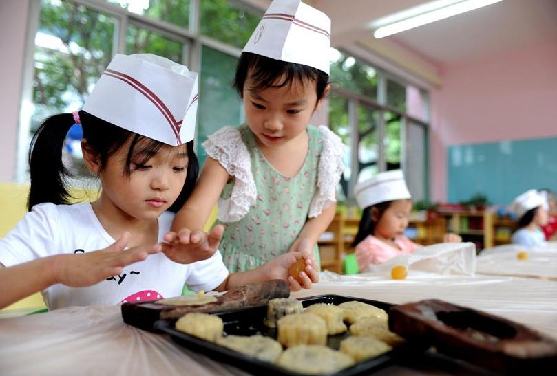 Children make mooncakes to celebrate Mid-Autumn Festival