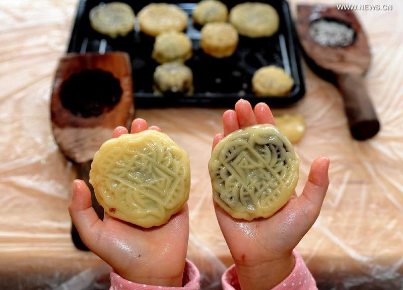 Children make mooncakes to celebrate Mid-Autumn Festival