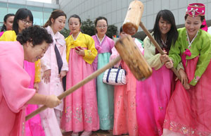 Children make mooncakes to celebrate Mid-Autumn Festival