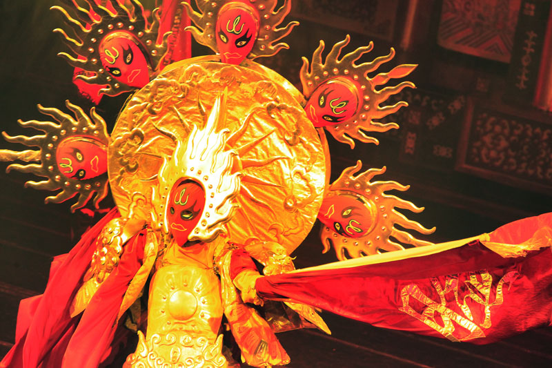 Sichuan Opera discovers the world's a stage