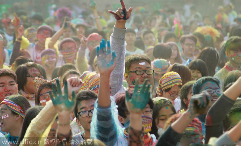 Runners take part in color run in China's Dalian