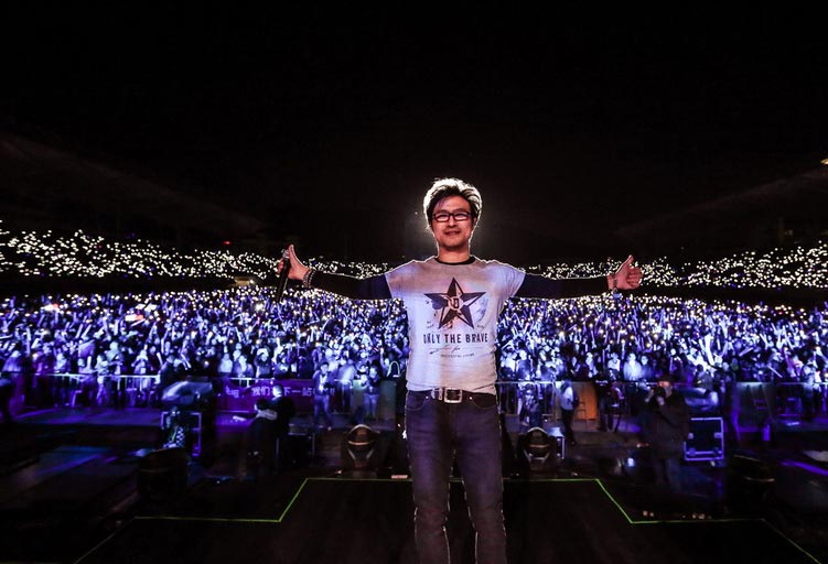 Wang Feng concludes his 'Storming' concert tour 2014 in Xiamen