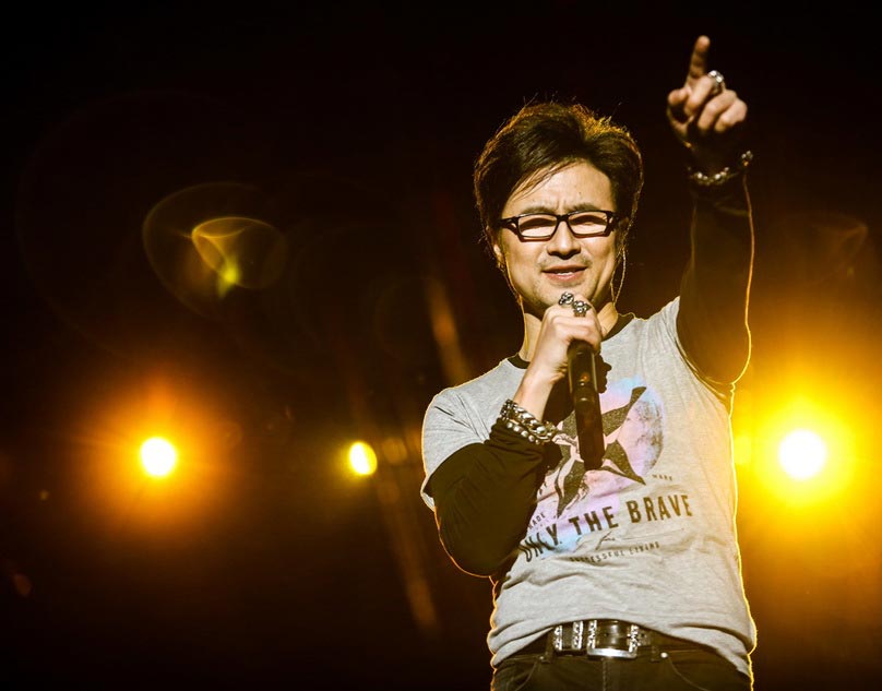 Wang Feng concludes his 'Storming' concert tour 2014 in Xiamen