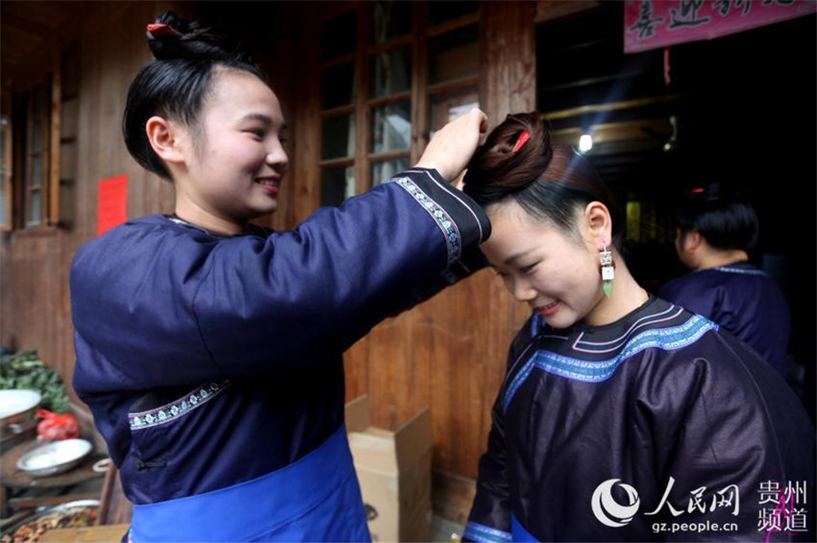 Dong brides live with mothers after wedding