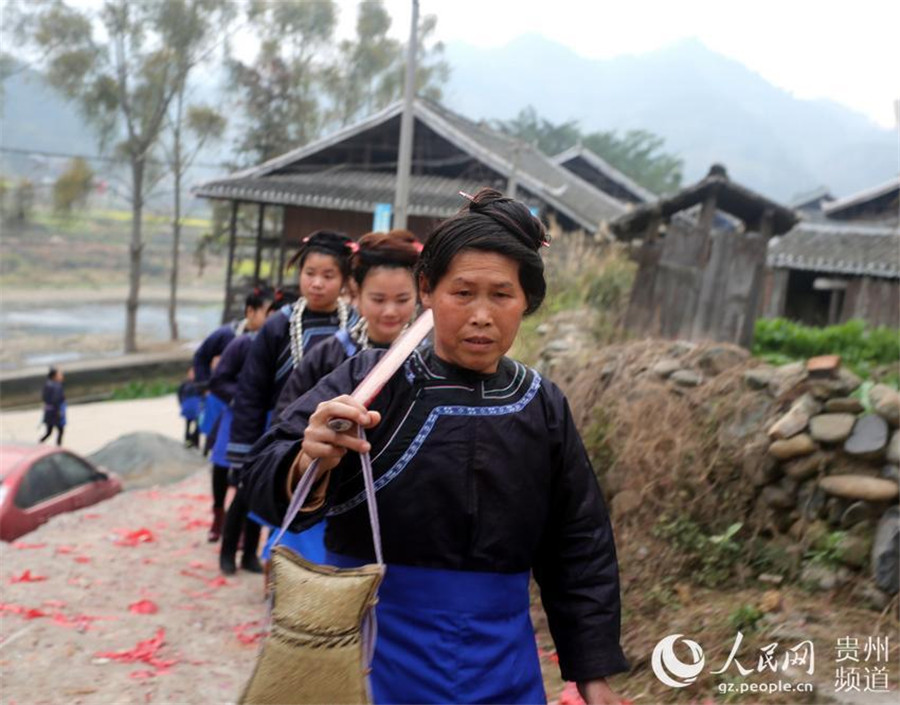 Dong brides live with mothers after wedding