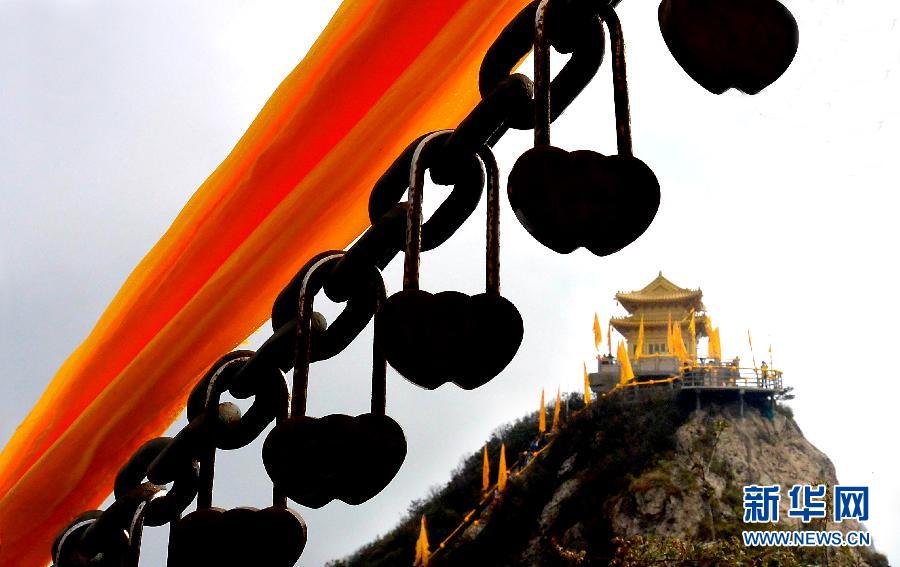 Love locks around China