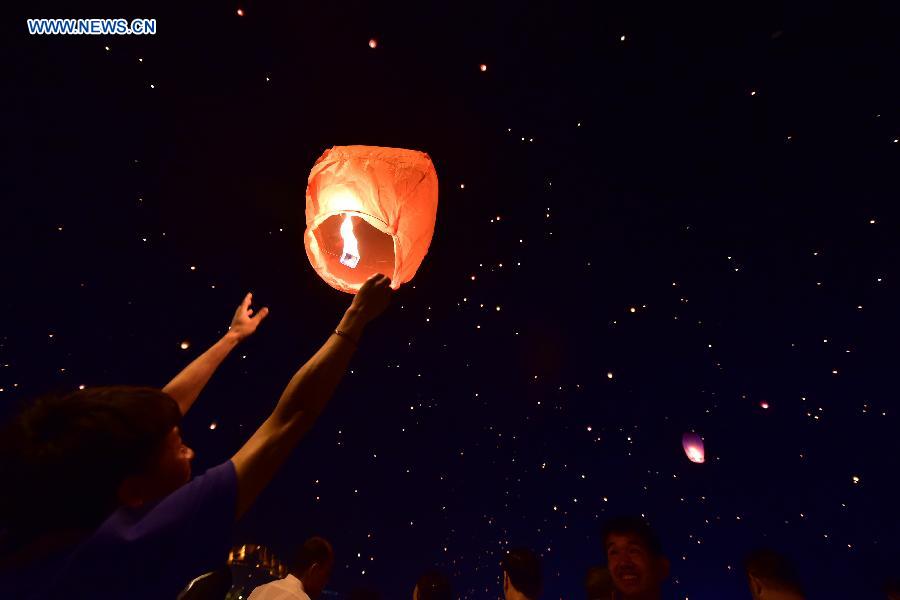 Kongming lanterns lighted up to celebrate New Year of Dai ethnic group