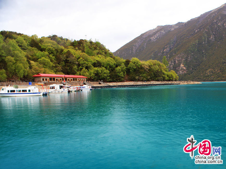 Beautiful scenery of Basum-tso Lake in Tibet