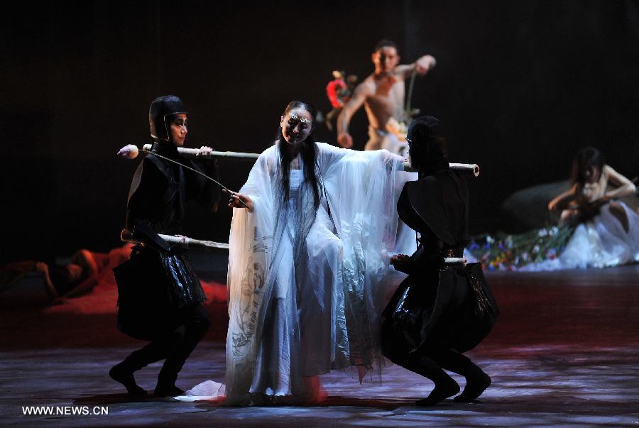 Dancers mark 20th founding anniv. of Beijing Modern Dance Company