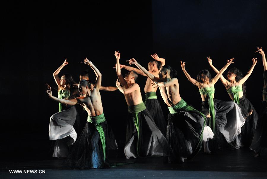 Dancers mark 20th founding anniv. of Beijing Modern Dance Company