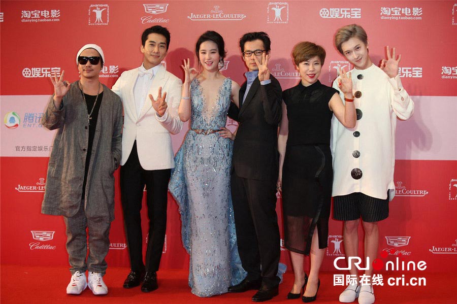 Liu Yifei walks red carpet during Shanghai Int'l Film Festival