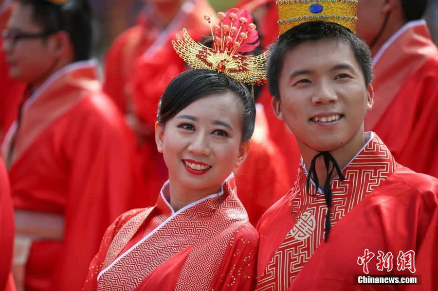 Traditional Han-style wedding for 68 couples