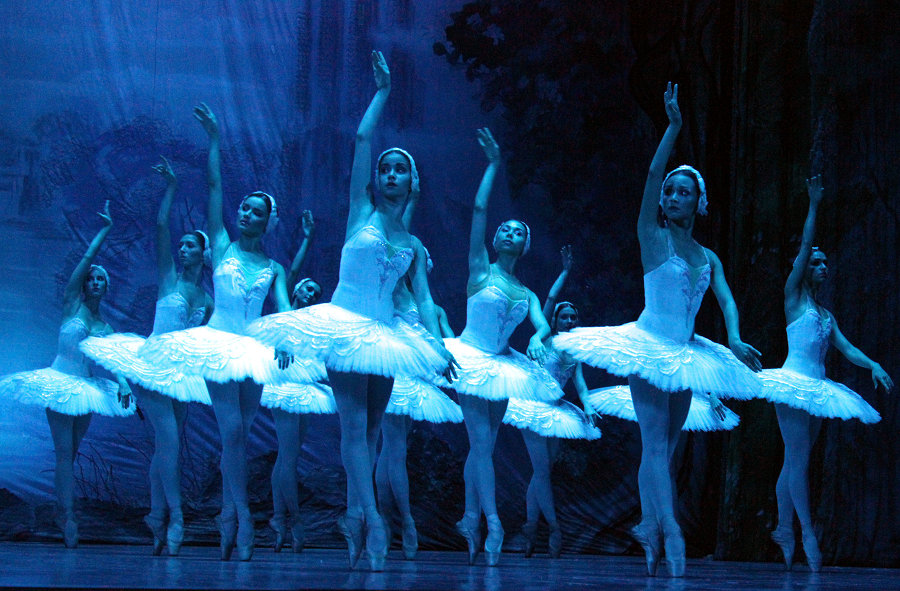 <EM>Swan Lake</EM> hits the stage in Suzhou