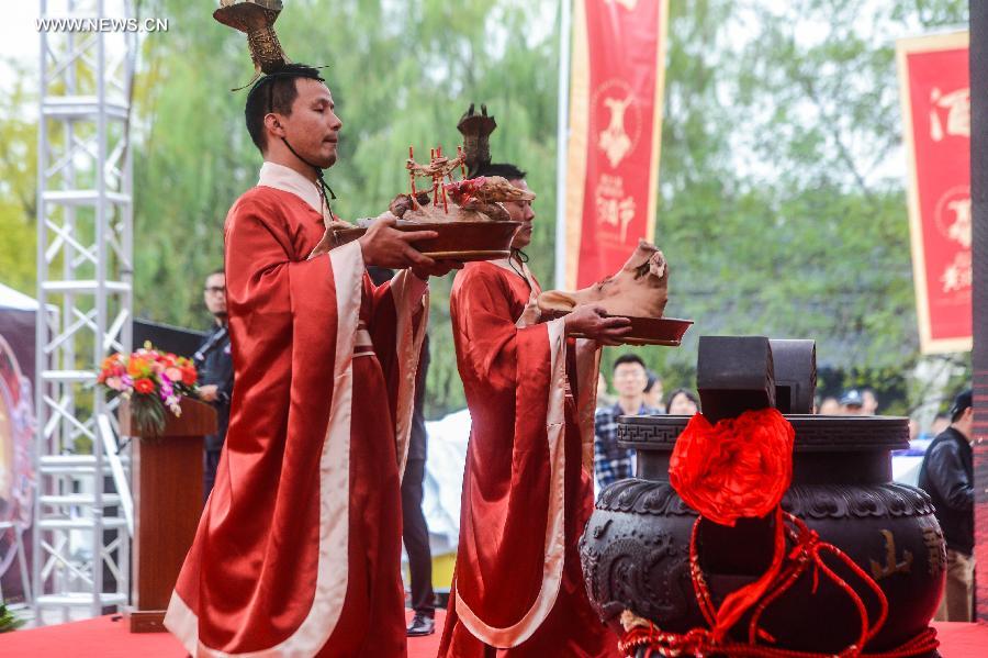 Ceremony for yellow rice wine winter brewing season held in E China's Shaoxing