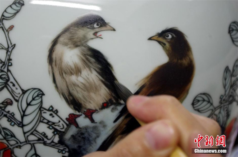 Inheritors of ceramic painting in E China's Jingdezhen