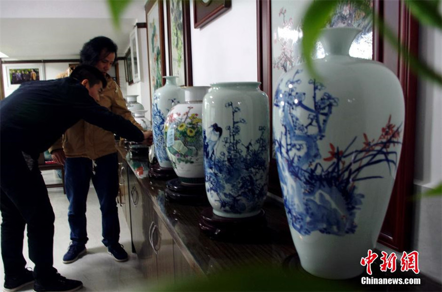 Inheritors of ceramic painting in E China's Jingdezhen