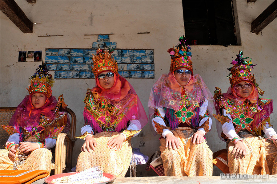 Photographer captures youth's pursuit of modern life in Dai ethnic group