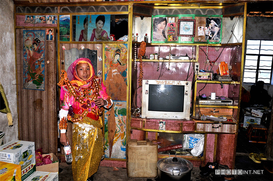 Photographer captures youth's pursuit of modern life in Dai ethnic group