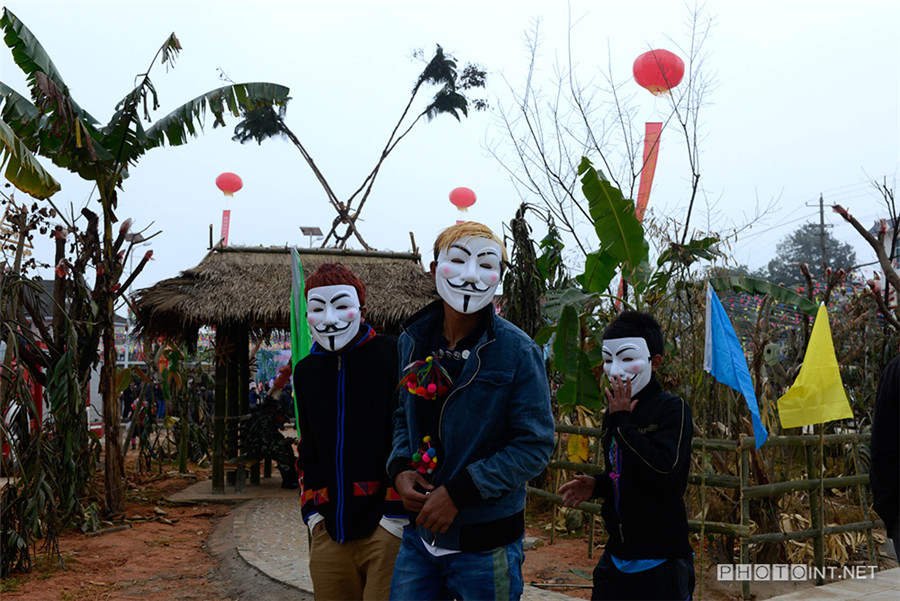 Photographer captures youth's pursuit of modern life in Dai ethnic group