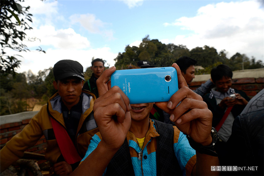 Photographer captures youth's pursuit of modern life in Dai ethnic group