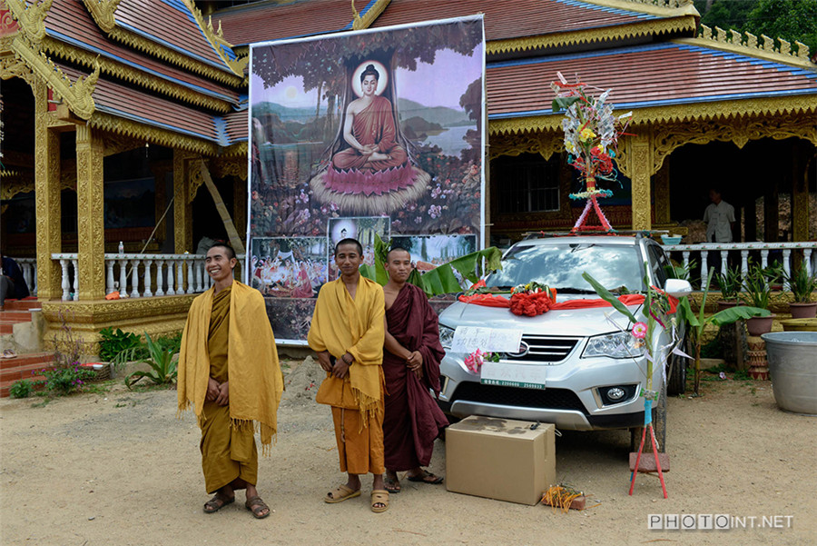 Photographer captures youth's pursuit of modern life in Dai ethnic group