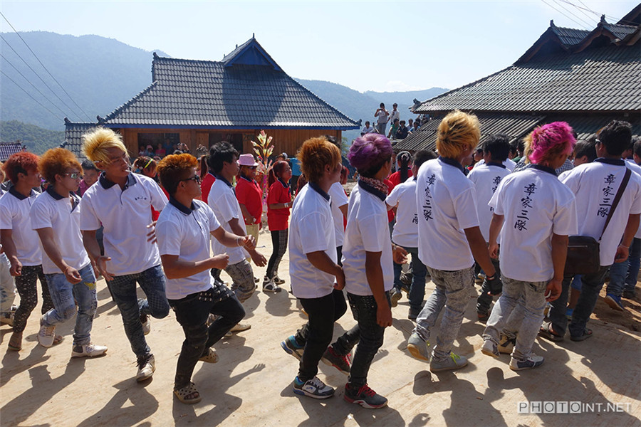 Photographer captures youth's pursuit of modern life in Dai ethnic group