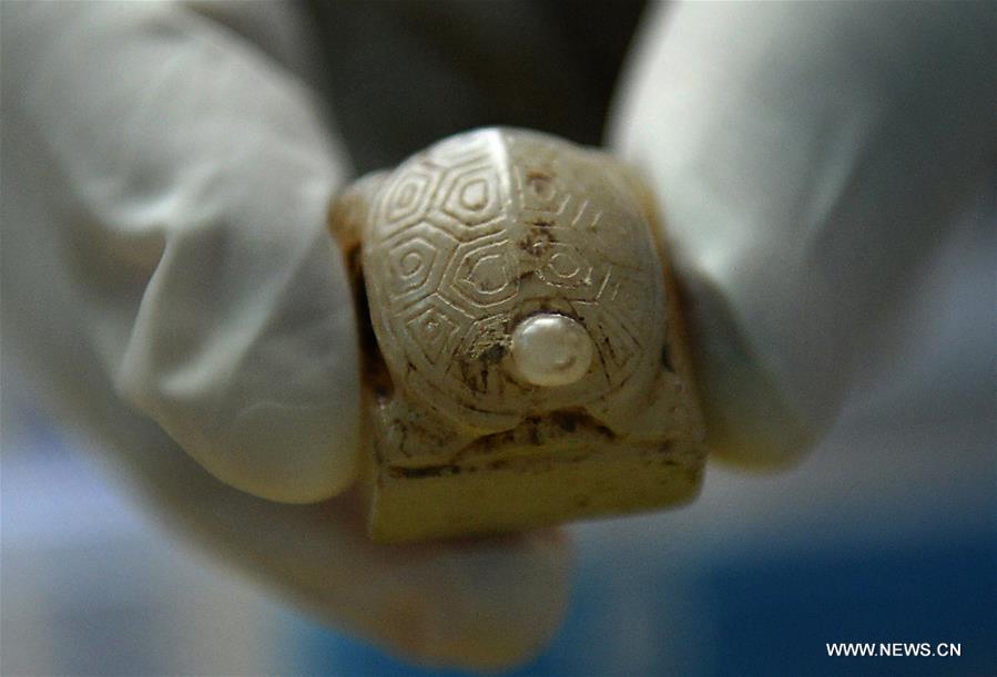 Relics inside coffin in 2,000-year-old tomb of Haihunhou