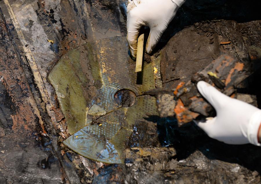 External coffin lid of 2,000-year-old Chinese tomb opened