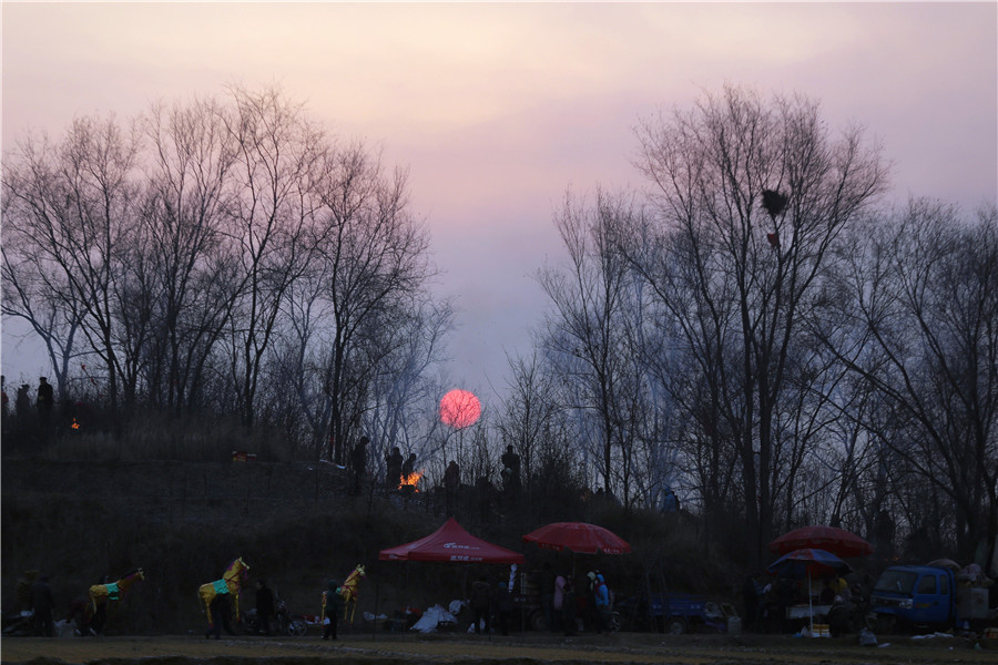 Folk sacrifice ritual held near ancient tomb in E China