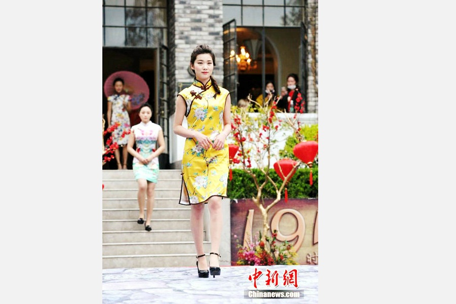 Models in cheongsams present classical oriental beauty