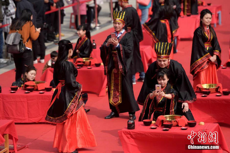 Couples hold traditional wedding of 2,000 years ago