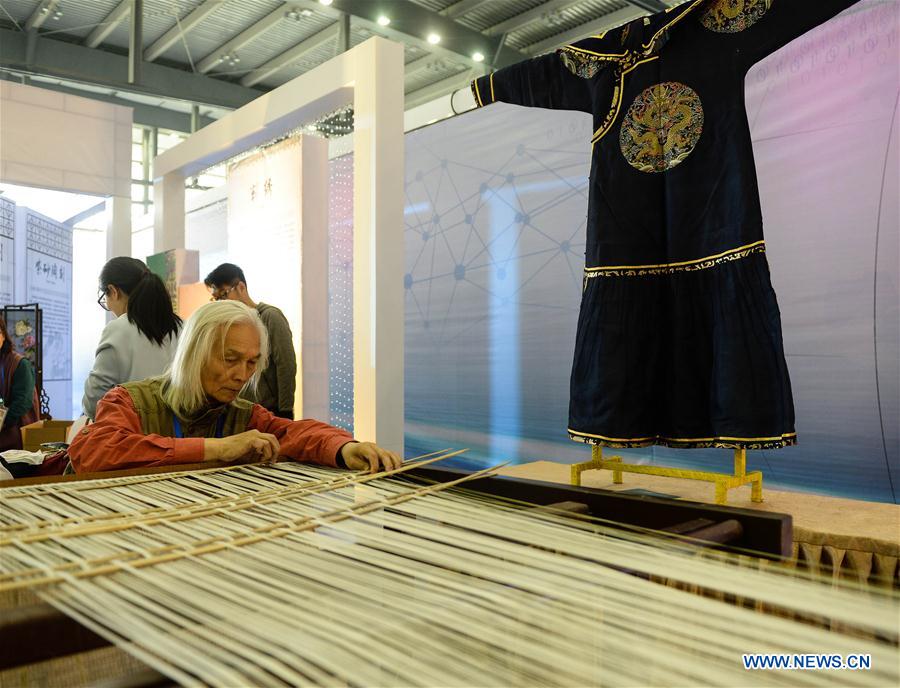 Folk artists take part in skills fair in China's Jiangsu