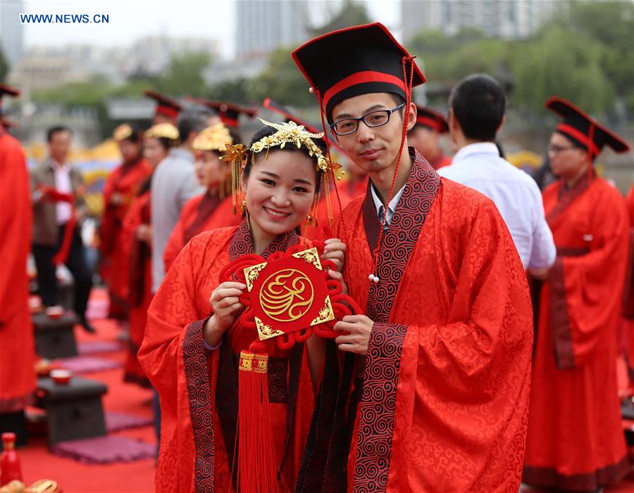 Couples take part in traditional group wedding in Jiangsu