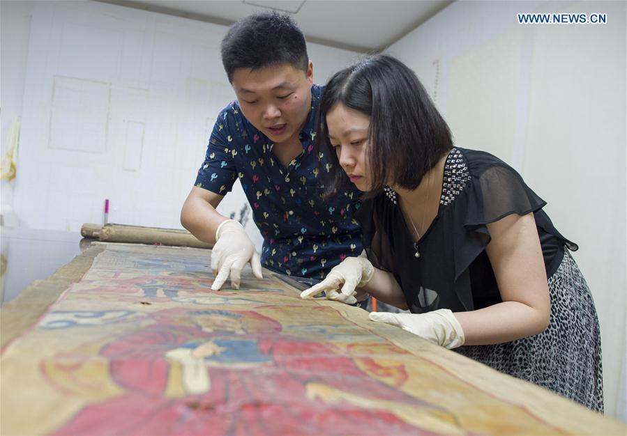 Couple devotes to cultural relic restoring