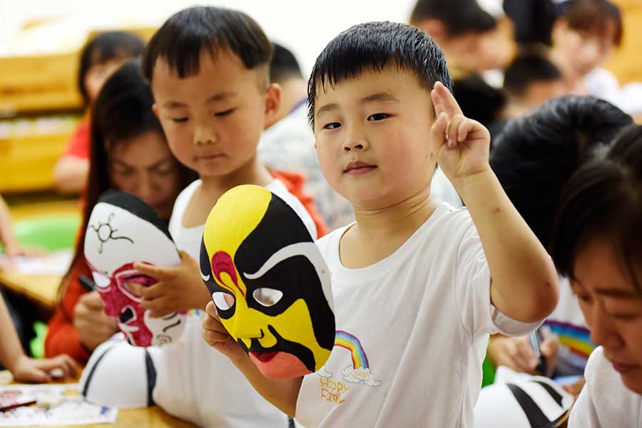 Getting to know Peking opera by making facial masks