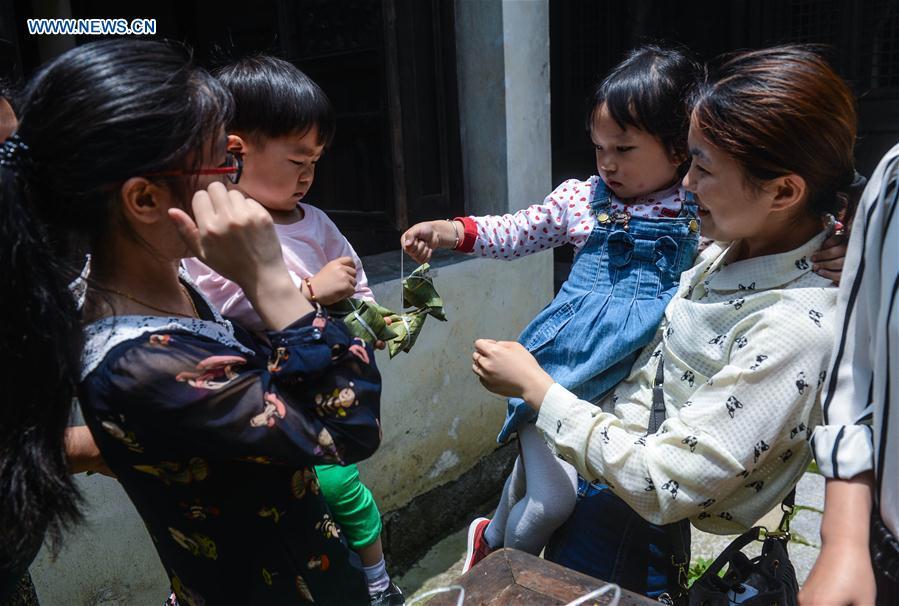 Villagers make rice dumplings to mark Dragon Boat Festival