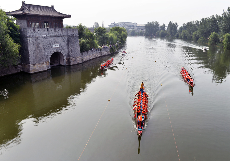 China celebrates Duanwu Festival with dragon boat parade